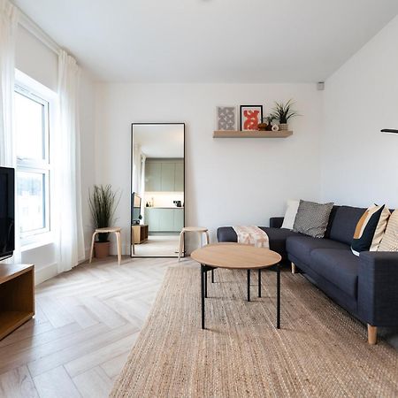 The Battersea Place - Charming 4Bdr Flat ลอนดอน ภายนอก รูปภาพ
